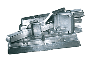 Aluminiumgehäuse und Aluminiumblöcke als Rohmaterial für die industrielle Gehäusefertigung.