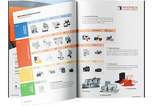 Eine offene Seite des Multi Box Produktkatalogs zeigt verschiedene Gehäuselösungen.