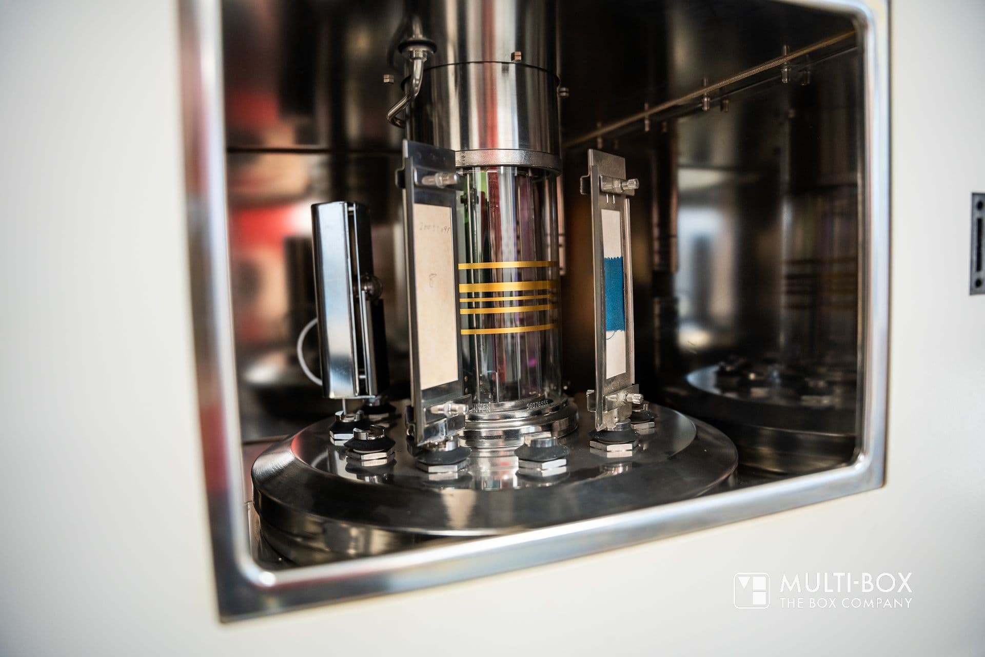 Offene UV-Beständigkeitskammer mit Glübrirne zum Test von Industriegehäusen und Farben.